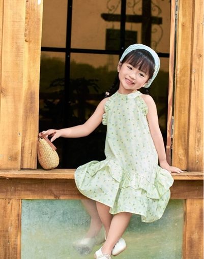 Váy yếm họa tiết hoa nhí cho mùa hè mát